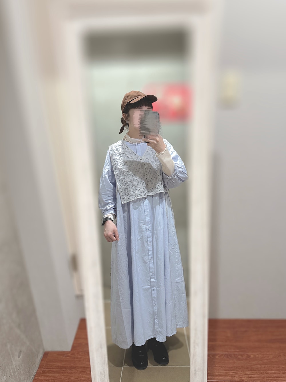 レッド系のノーカラージャケット、ブラック系のシャツ/ブラウス、パープル系のワンピースを着用したレディースの春コーディネートの2枚目の写真