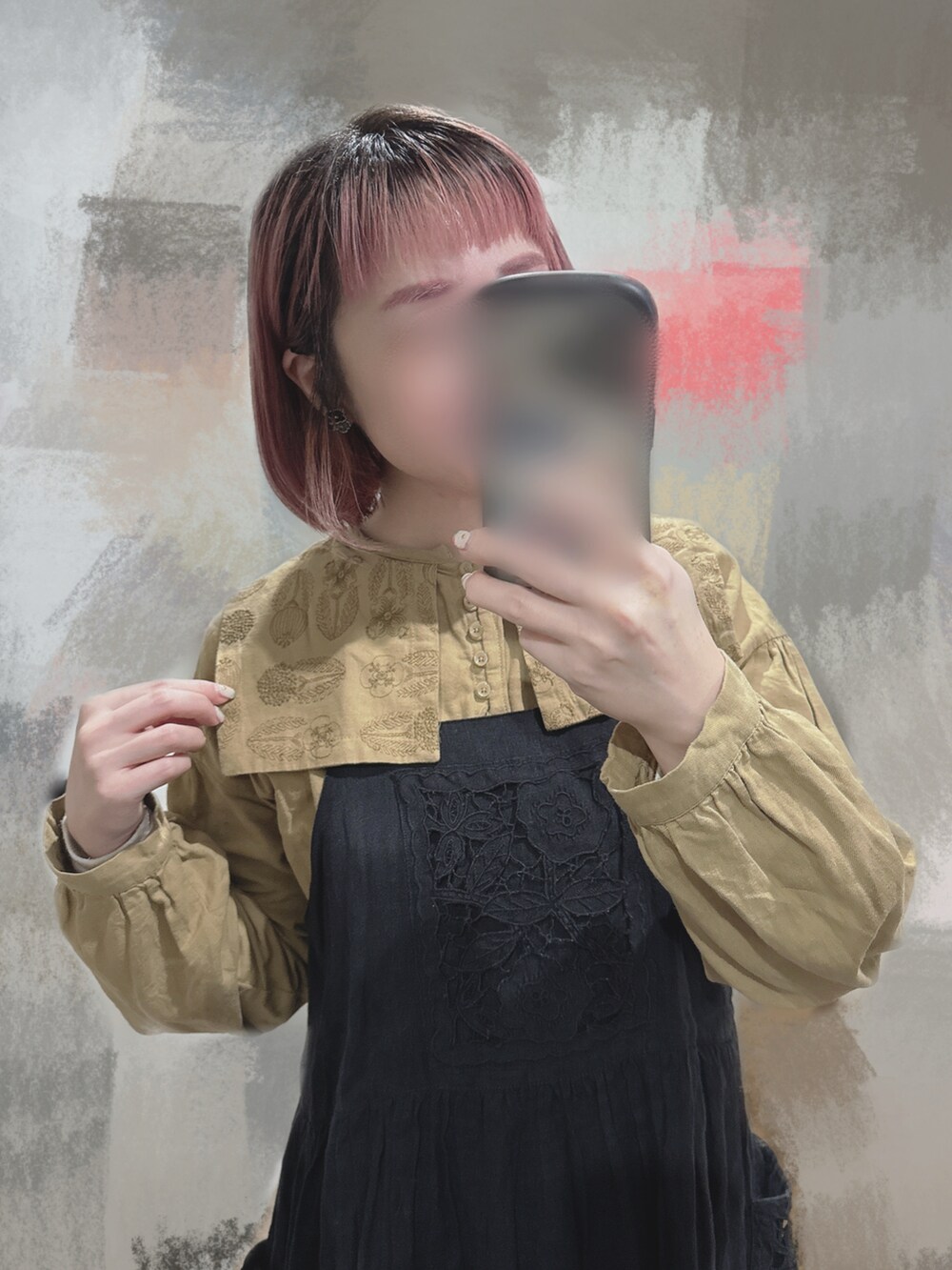 ベージュ系のシャツ/ブラウス、ブラック系のカーディガン/ボレロ、ブラック系のワンピースを着用したレディースの冬コーディネートの4枚目の写真