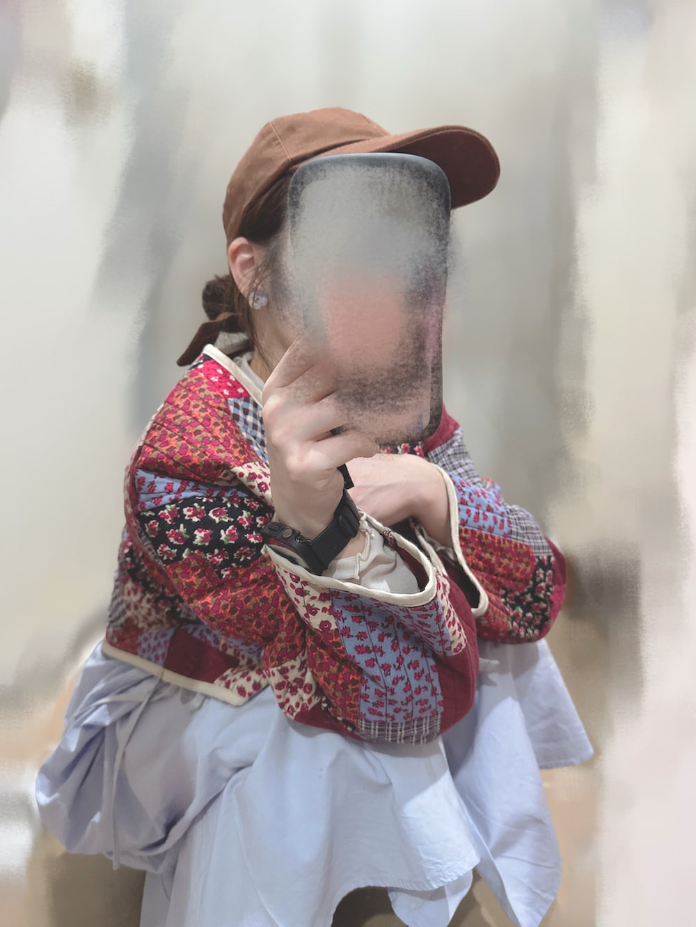 レッド系のノーカラージャケット、ブラック系のシャツ/ブラウス、パープル系のワンピースを着用したレディースの春コーディネートの4枚目の写真