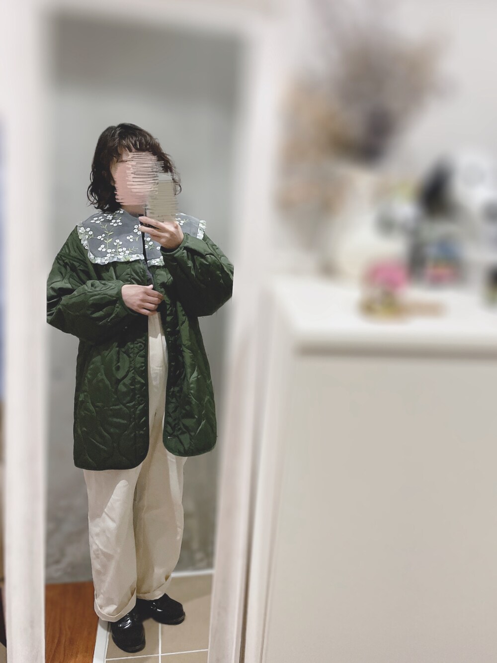 グレー系のシャツ/ブラウス、ベージュ系のサロペット/オーバーオール、ブラウン系のローファーを着用したレディースの春コーディネートの2枚目の写真