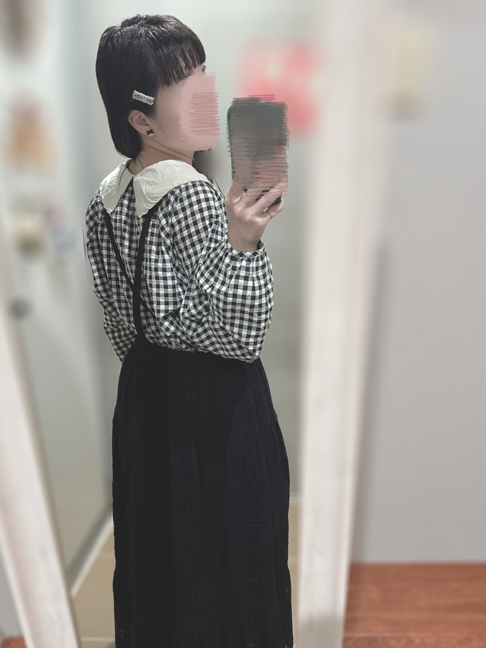 ブラック系のシャツ/ブラウス、ブラック系のシャツ/ブラウス、ブラック系のスカートを着用したレディースの秋コーディネートの4枚目の写真