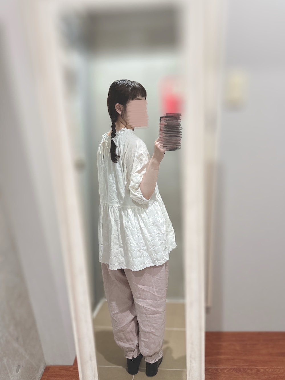 ブラウン系のローファー、ホワイト系のシャツ/ブラウス、ピンク系のパンツを着用したレディースの夏コーディネートの2枚目の写真