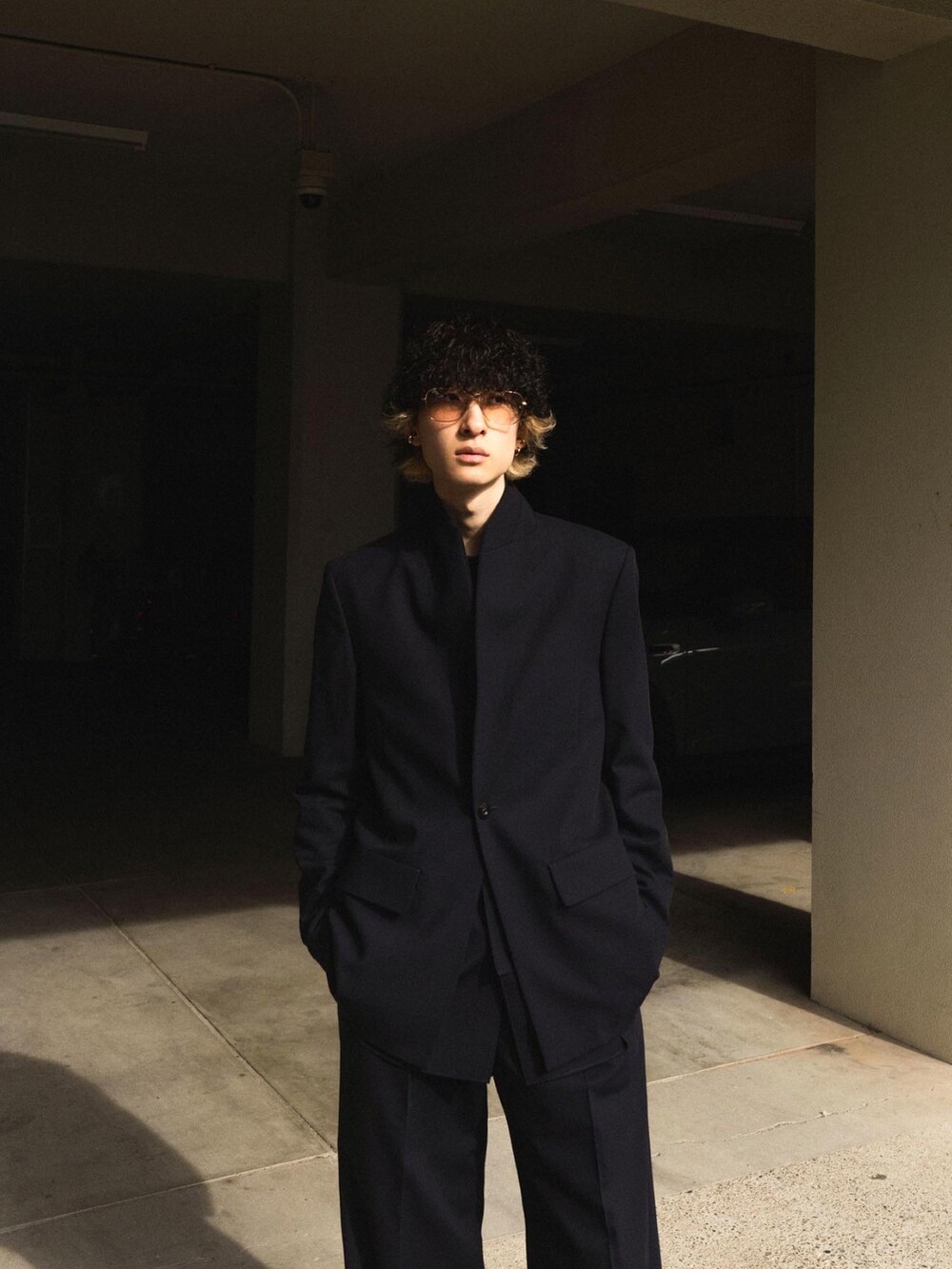 ブルー系のジャケット/アウター、ブラック系のシューズを着用したメンズの冬コーディネートの3枚目の写真