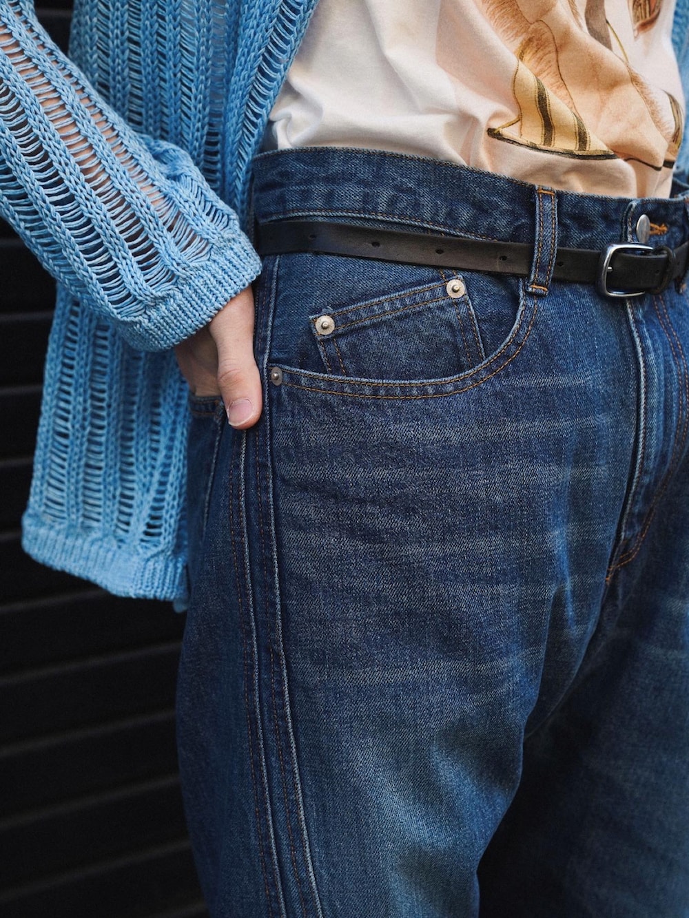 ブルー系のトップス、ブルー系のパンツを着用したメンズの冬コーディネートの5枚目の写真