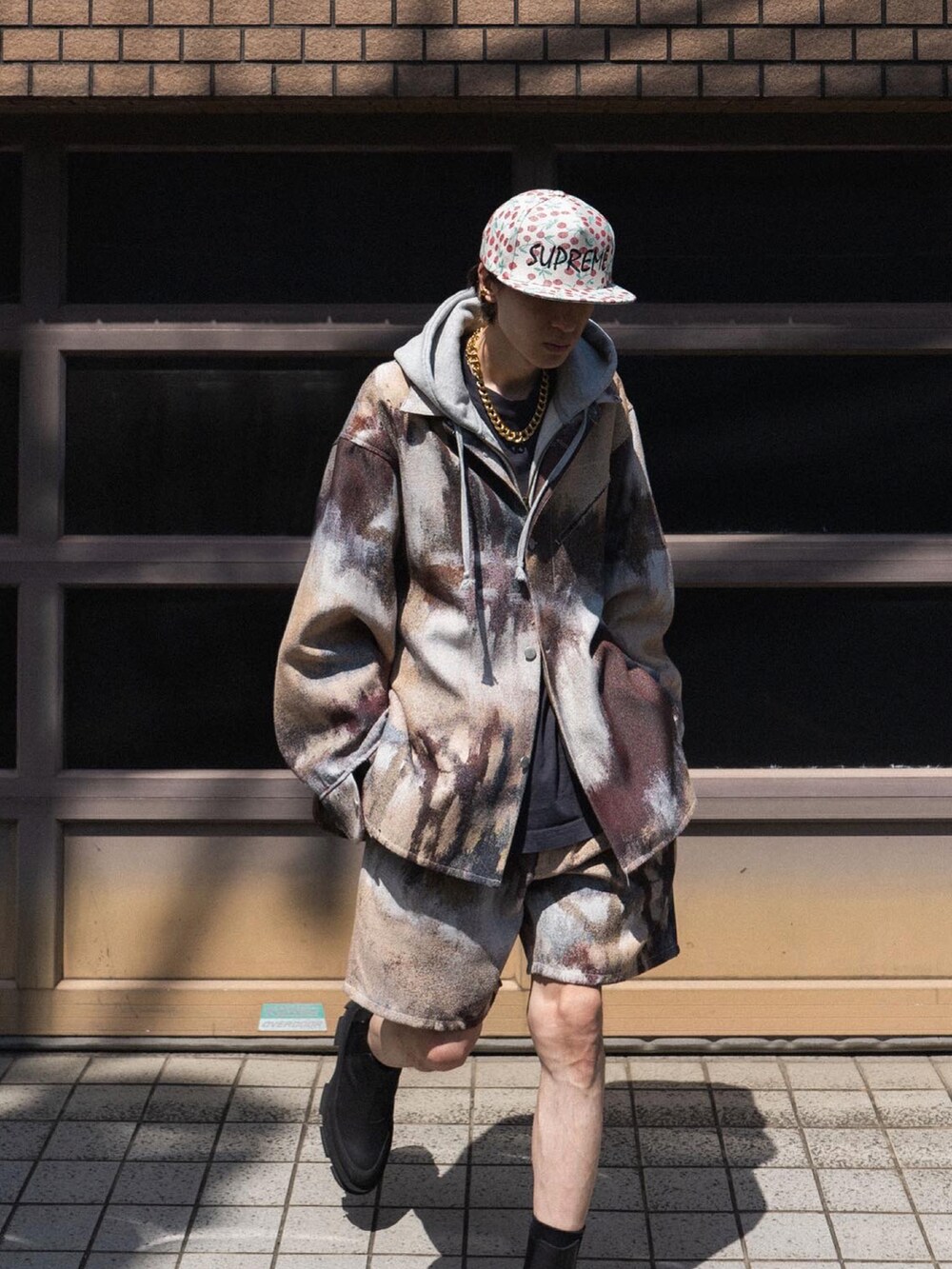 ブラウン系のジャケット/アウター、ブラウン系のパンツ、ブラック系のブーツを着用したメンズの春コーディネートの4枚目の写真