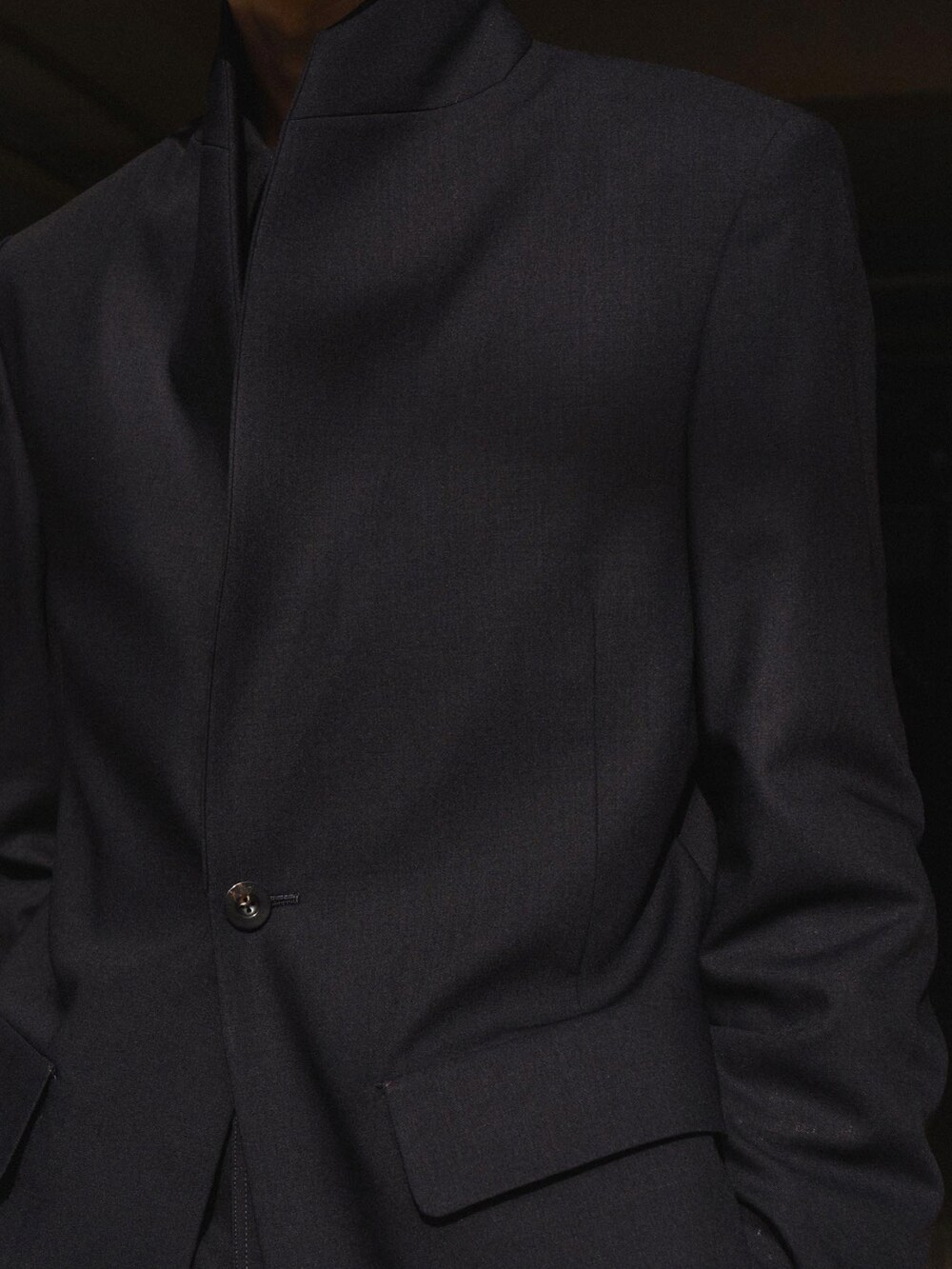 ブルー系のジャケット/アウター、ブラック系のシューズを着用したメンズの冬コーディネートの4枚目の写真