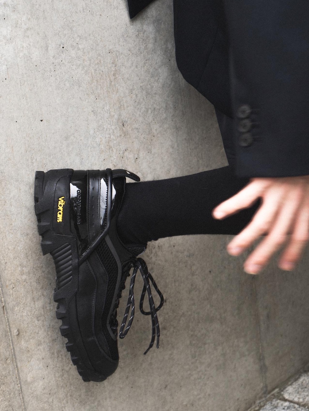 ブラック系のジャケット/アウター、ブラック系のその他パンツ、ブラック系のシューズを着用したメンズの夏コーディネートの4枚目の写真