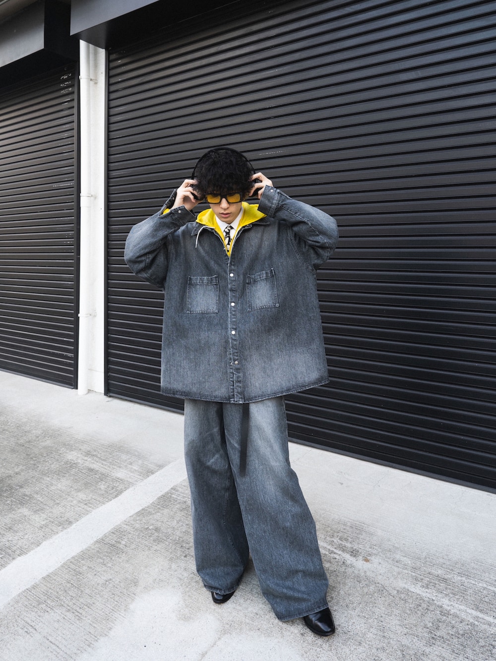 グレー系のシャツ/ブラウス、グレー系のパンツ、ブラック系のシューズを着用したメンズの春コーディネートの2枚目の写真