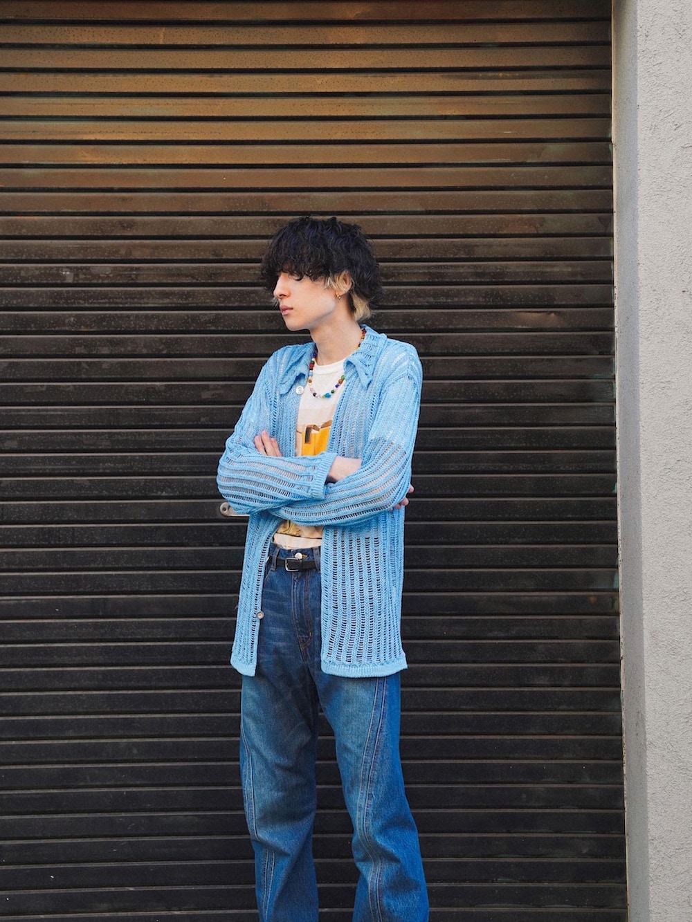 ブルー系のトップス、ブルー系のパンツを着用したメンズの冬コーディネートの2枚目の写真