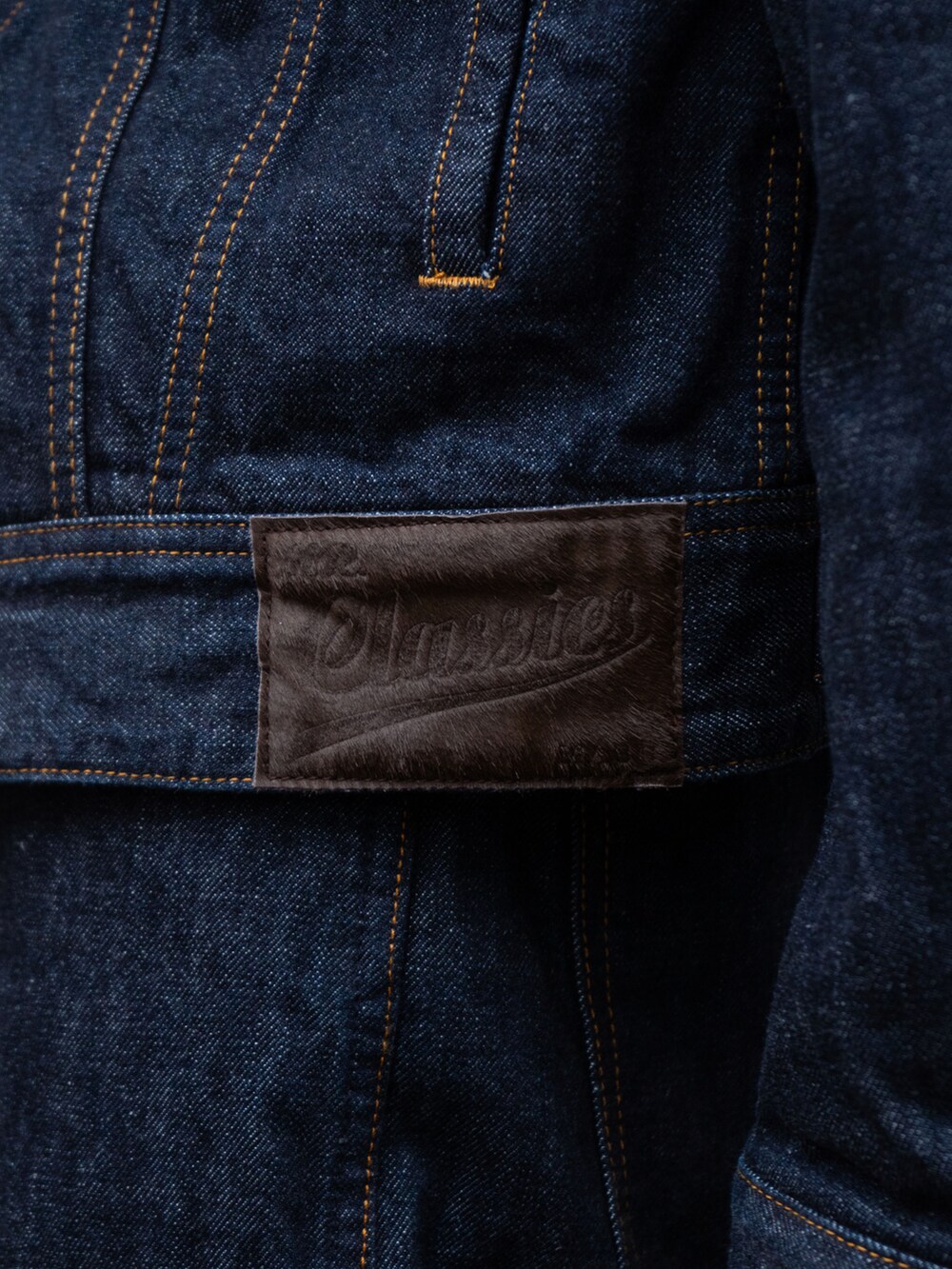 ブルー系のジャケット/アウター、ブルー系のパンツを着用したメンズの冬コーディネートの4枚目の写真