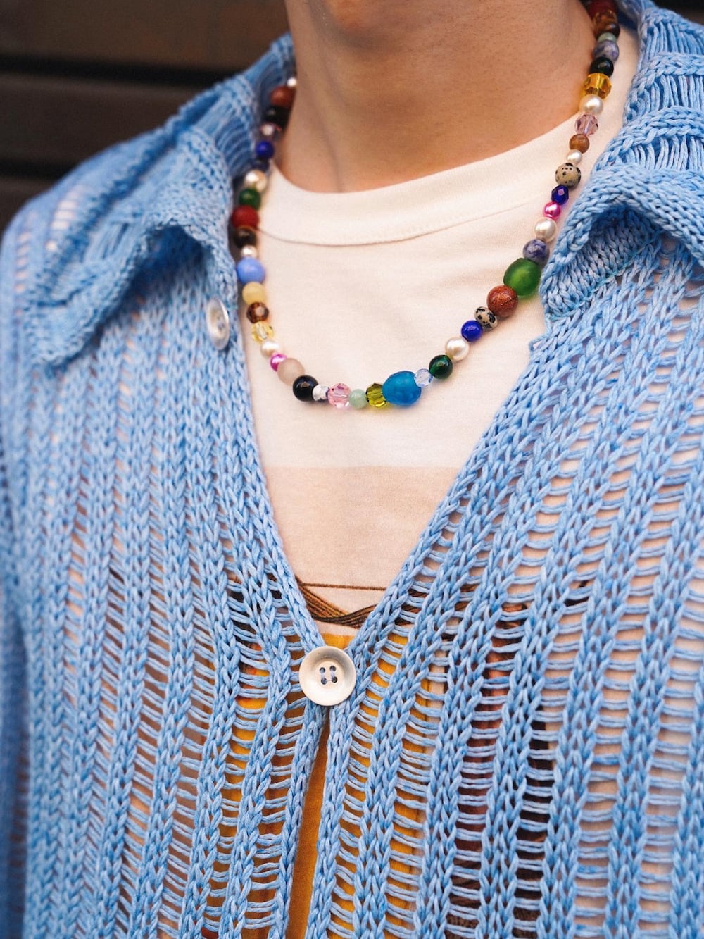 ブルー系のトップス、ブルー系のパンツを着用したメンズの冬コーディネートの3枚目の写真