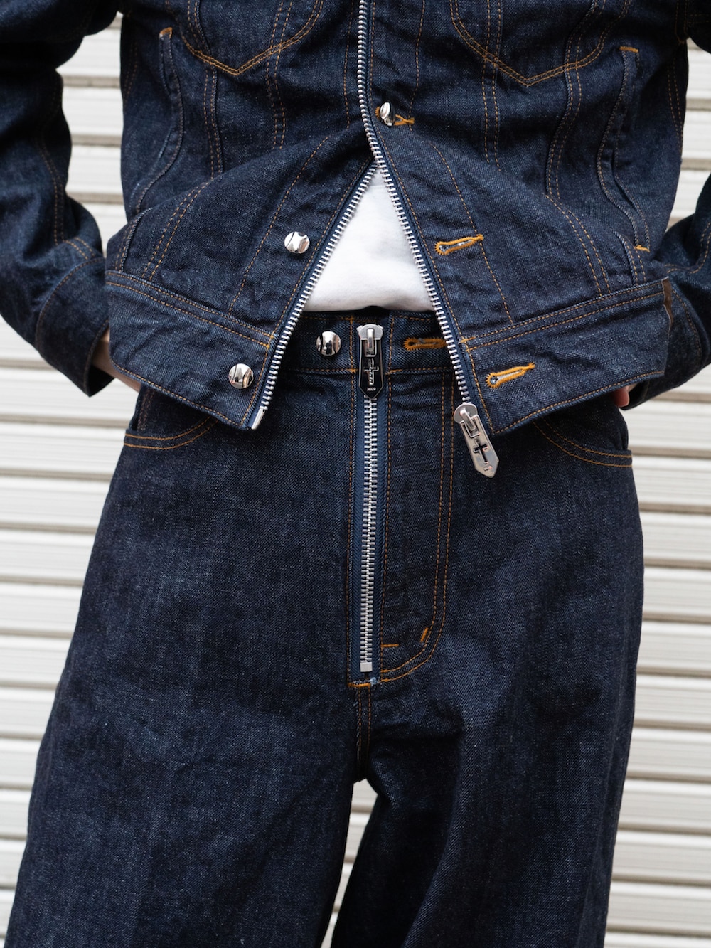 ブルー系のジャケット/アウター、ブルー系のパンツを着用したメンズの冬コーディネートの5枚目の写真