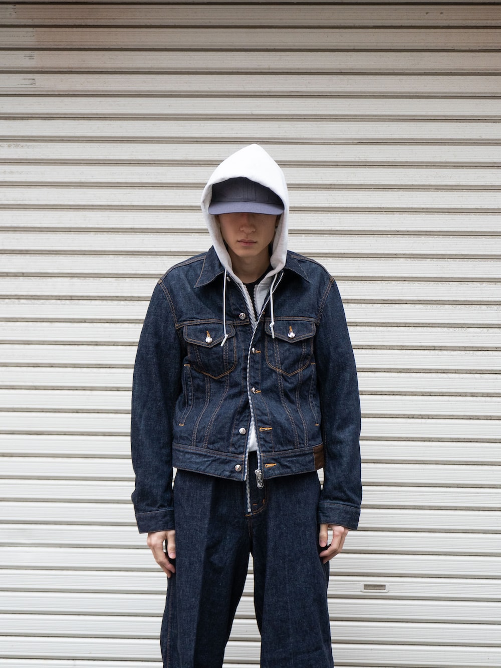 ブルー系のジャケット/アウター、ブルー系のパンツを着用したメンズの冬コーディネートの2枚目の写真