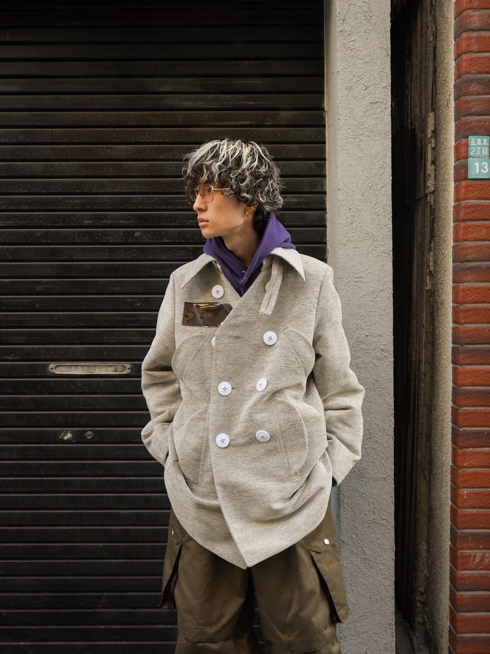 グレー系のジャケット/アウター、グリーン系のパンツ、ブラック系のシューズを着用したメンズの秋コーディネートの2枚目の写真