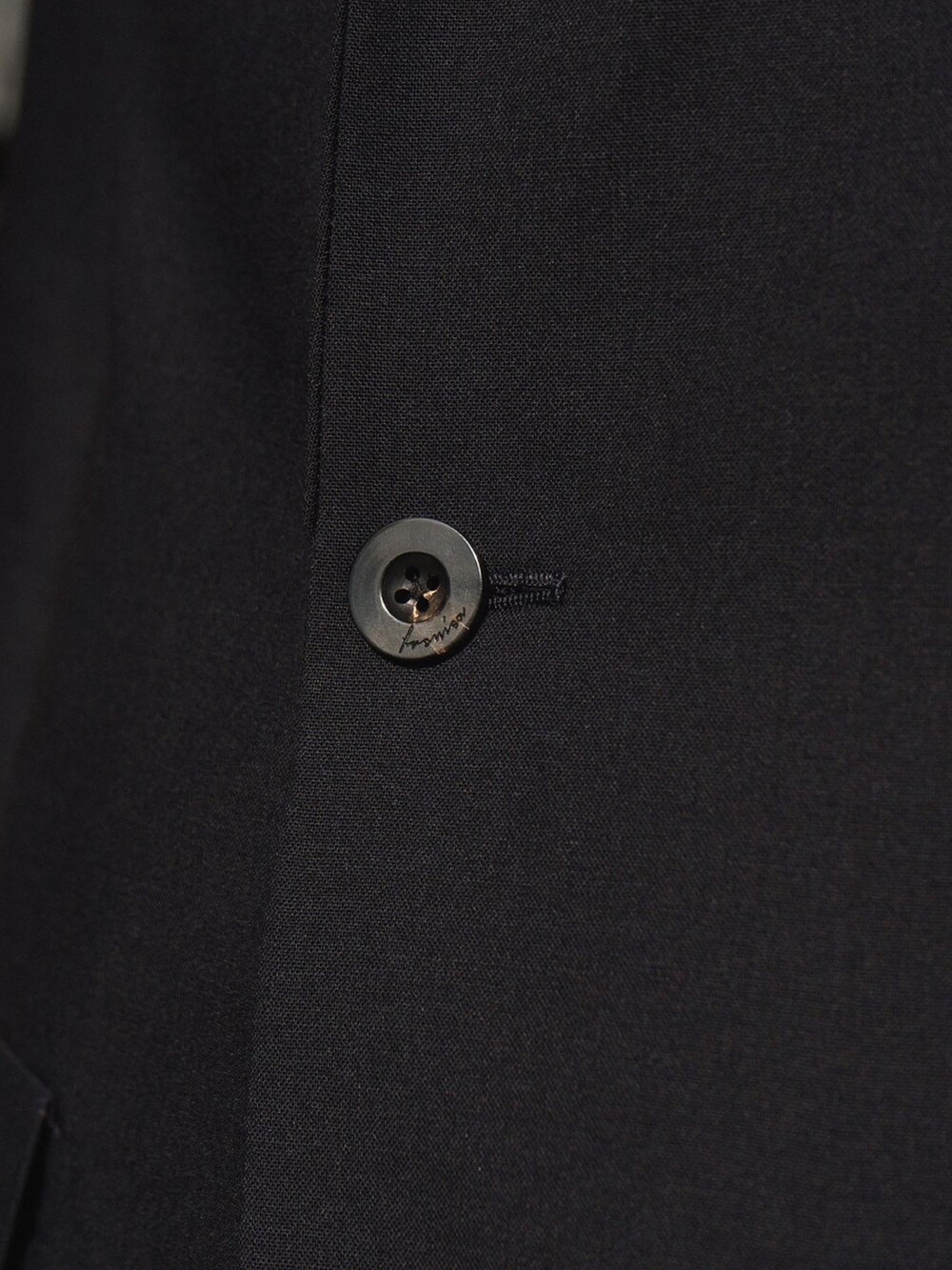 ブルー系のジャケット/アウター、ブラック系のシューズを着用したメンズの冬コーディネートの5枚目の写真