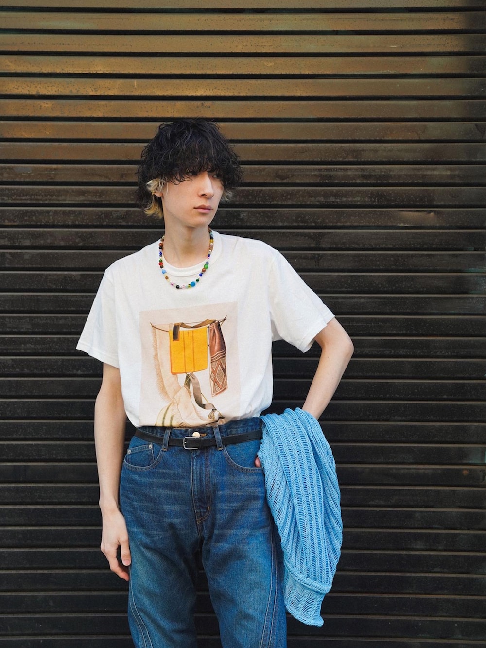 ブルー系のトップス、ブルー系のパンツを着用したメンズの冬コーディネートの4枚目の写真