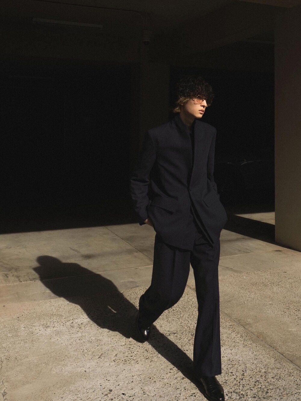 ブルー系のジャケット/アウター、ブラック系のシューズを着用したメンズの冬コーディネートの2枚目の写真