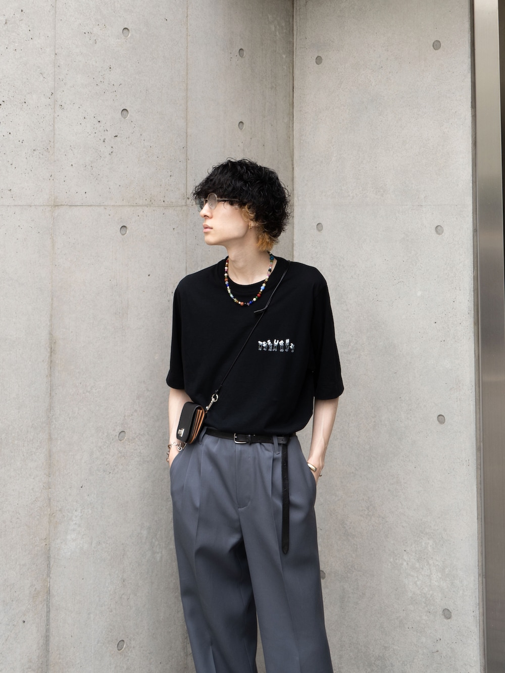 グレー系のジャケット/アウター、ブラック系のシューズ、ブラック系のショルダーバッグを着用したメンズの春コーディネートの4枚目の写真