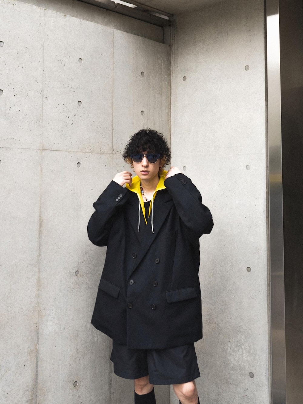 ブラック系のジャケット/アウター、ブラック系のその他パンツ、ブラック系のシューズを着用したメンズの夏コーディネートの3枚目の写真