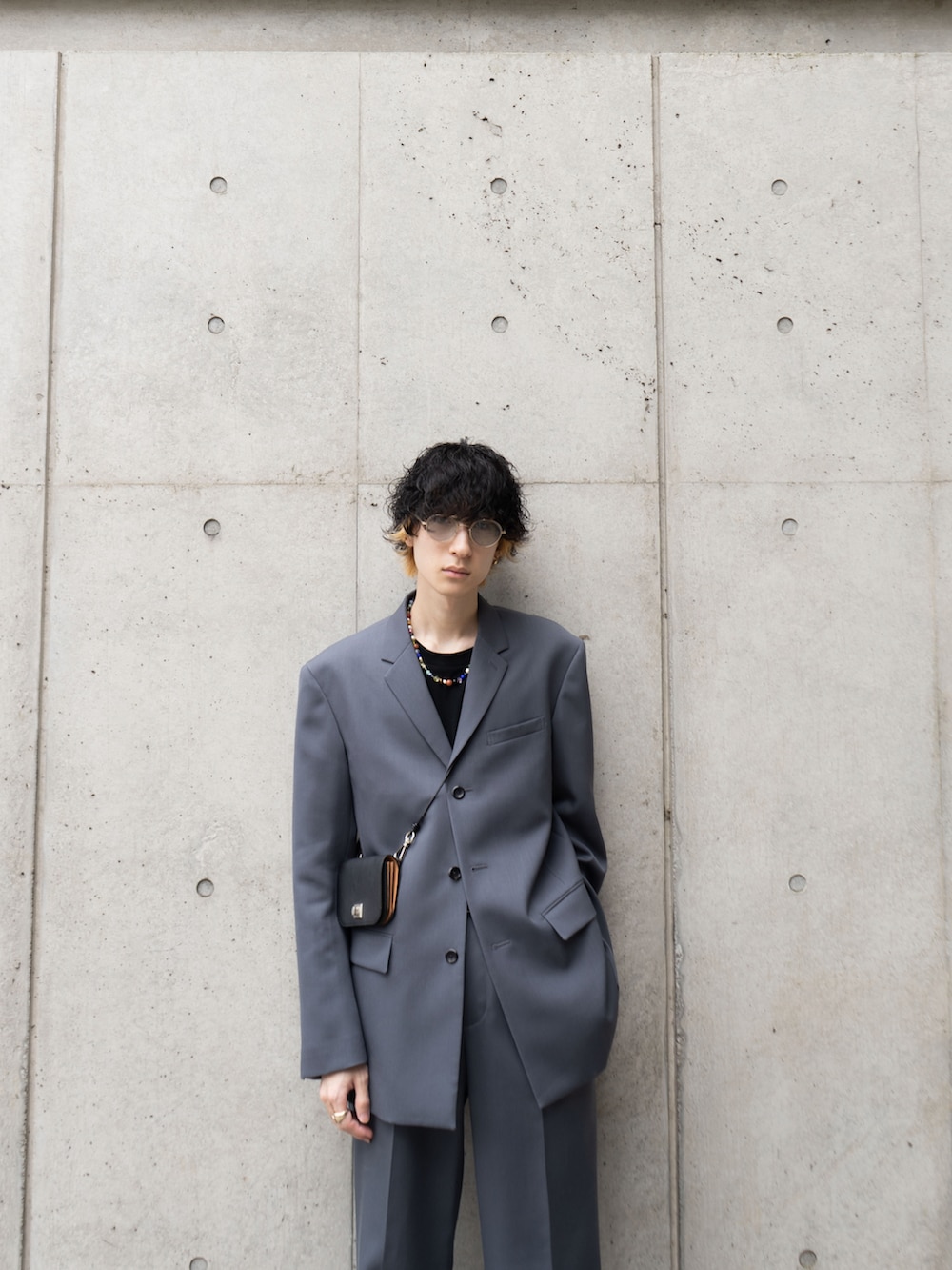 グレー系のジャケット/アウター、ブラック系のシューズ、ブラック系のショルダーバッグを着用したメンズの春コーディネートの2枚目の写真