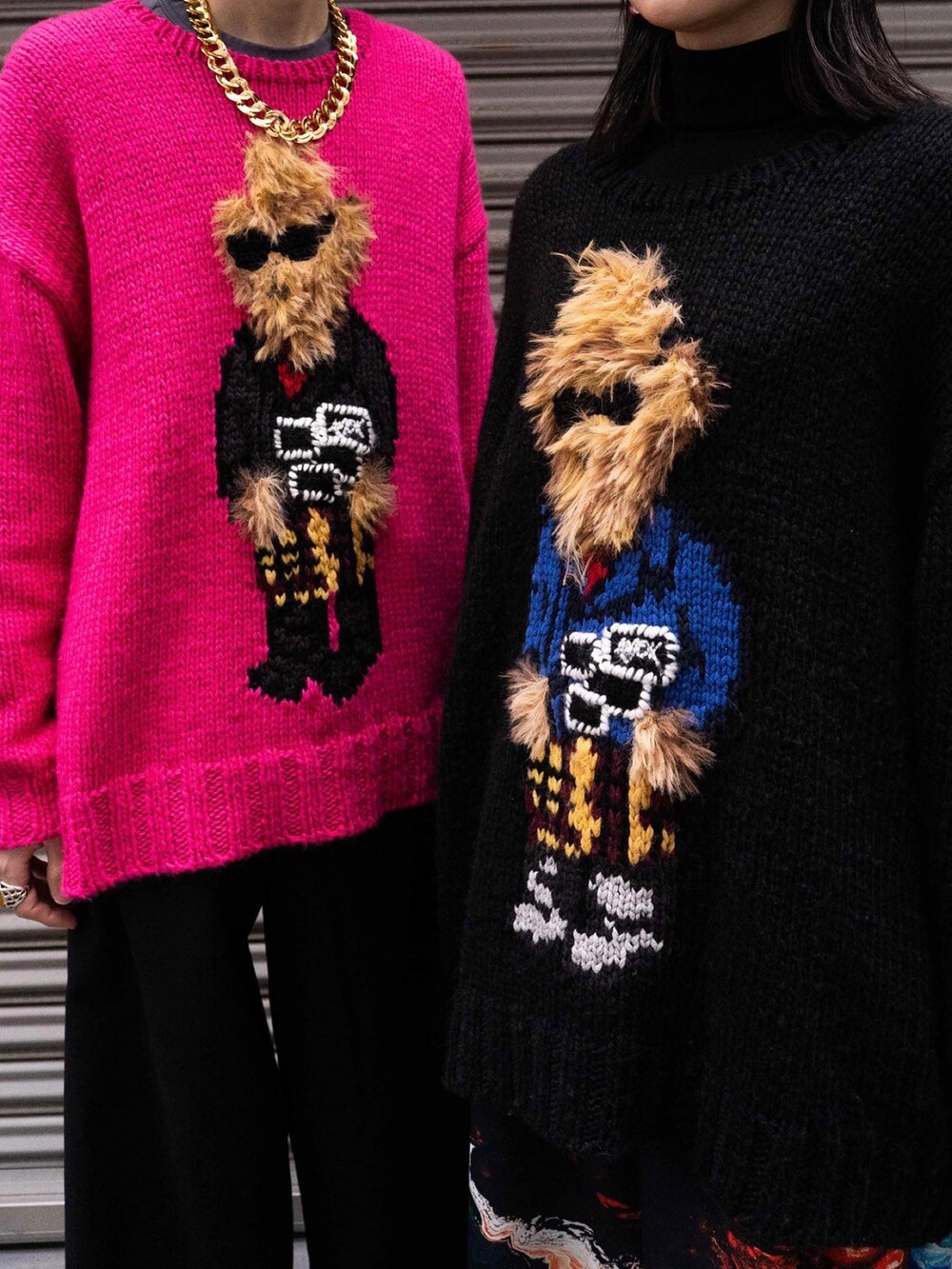 ピンク系のニット/セーター、ブラック系のニット/セーターを着用したメンズの春コーディネートの3枚目の写真