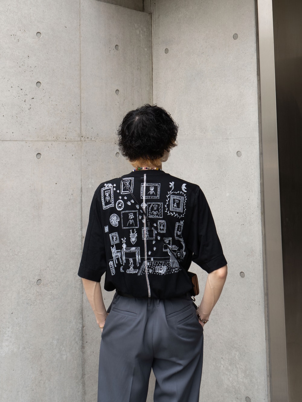 グレー系のジャケット/アウター、ブラック系のシューズ、ブラック系のショルダーバッグを着用したメンズの春コーディネートの5枚目の写真