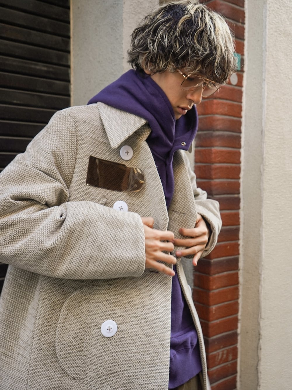 グレー系のジャケット/アウター、グリーン系のパンツ、ブラック系のシューズを着用したメンズの秋コーディネートの3枚目の写真