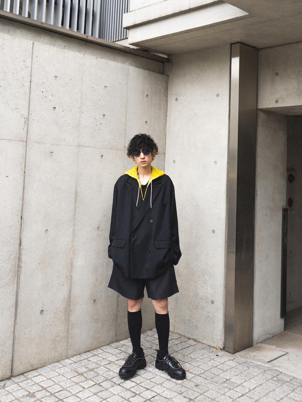 ブラック系のジャケット/アウター、ブラック系のその他パンツ、ブラック系のシューズを着用したメンズの夏コーディネートの2枚目の写真