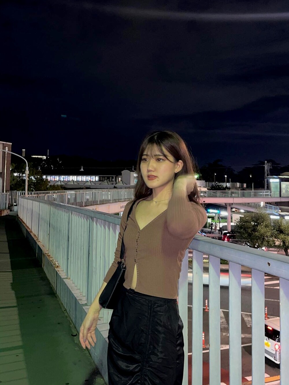 ブラウン系のカーディガン/ボレロ、ブラック系のスカート、ブラック系のブーツを着用したレディースの秋コーディネートの3枚目の写真