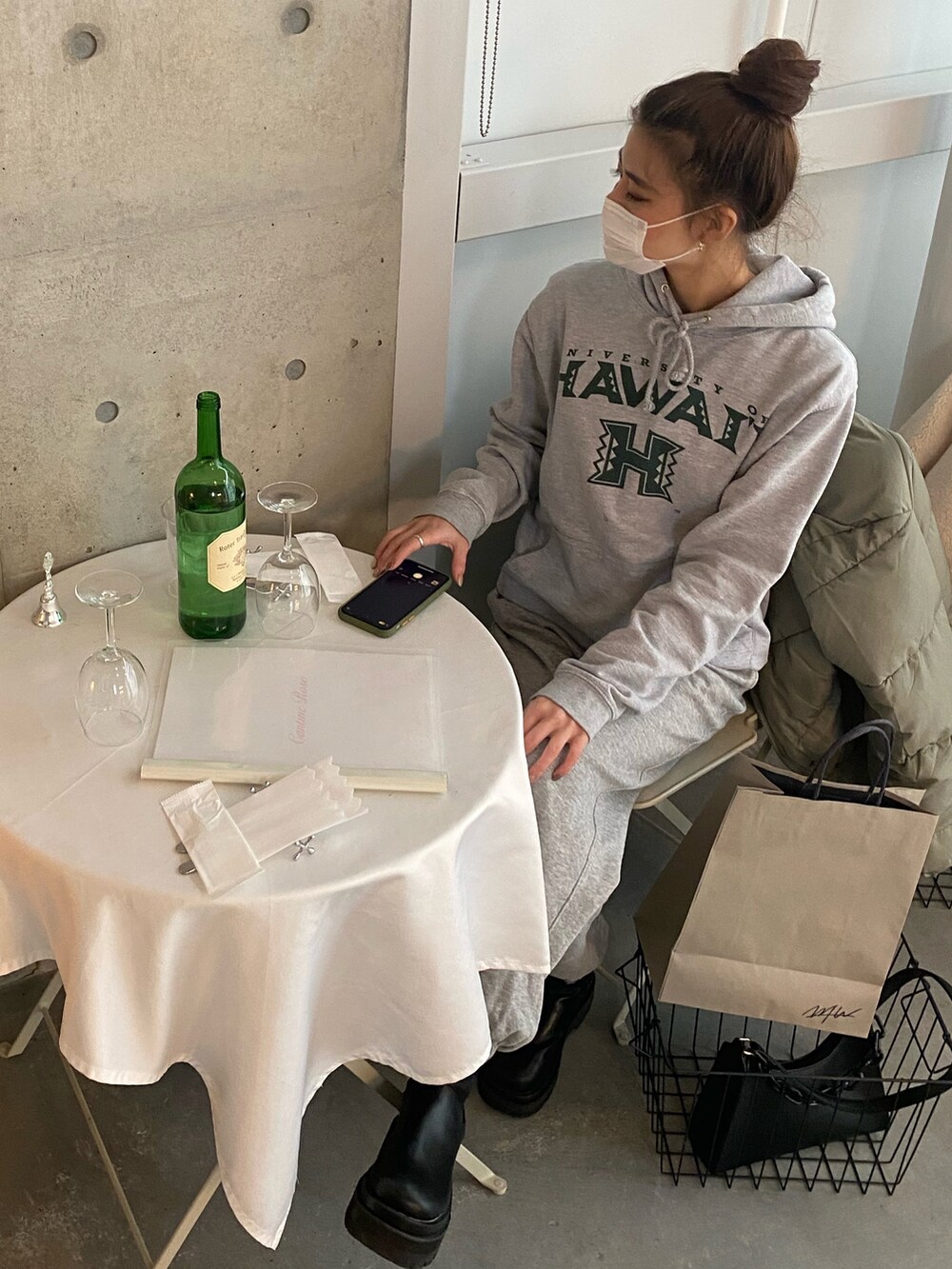 グレー系のダウンジャケット/コート、グレー系のパーカー、グレー系のスウェットパンツを着用したレディースの冬コーディネートの2枚目の写真