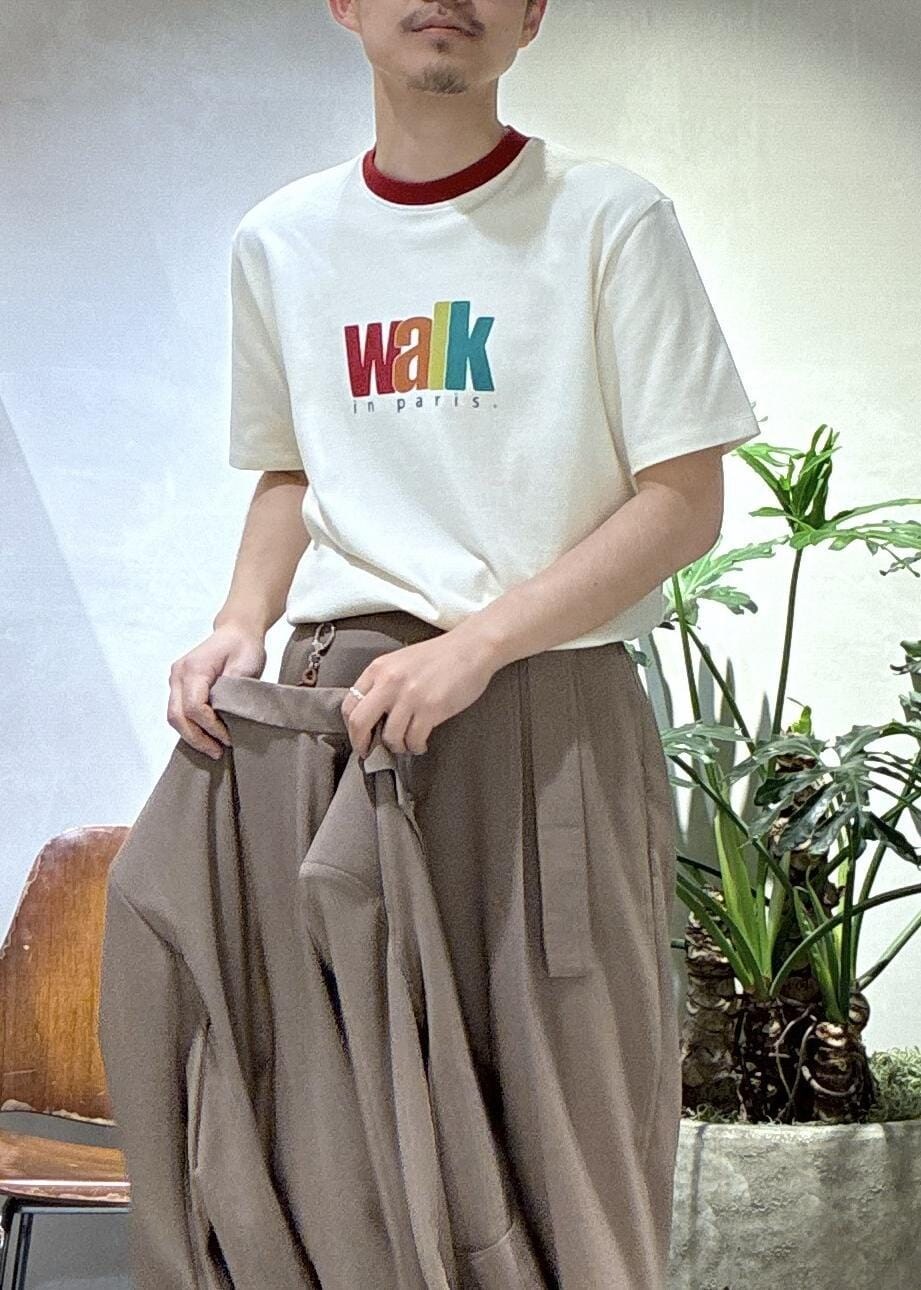 ブラウン系のスリッポン、イエロー系のスラックス、イエロー系のテーラードジャケットを着用したメンズの春コーディネートの8枚目の写真