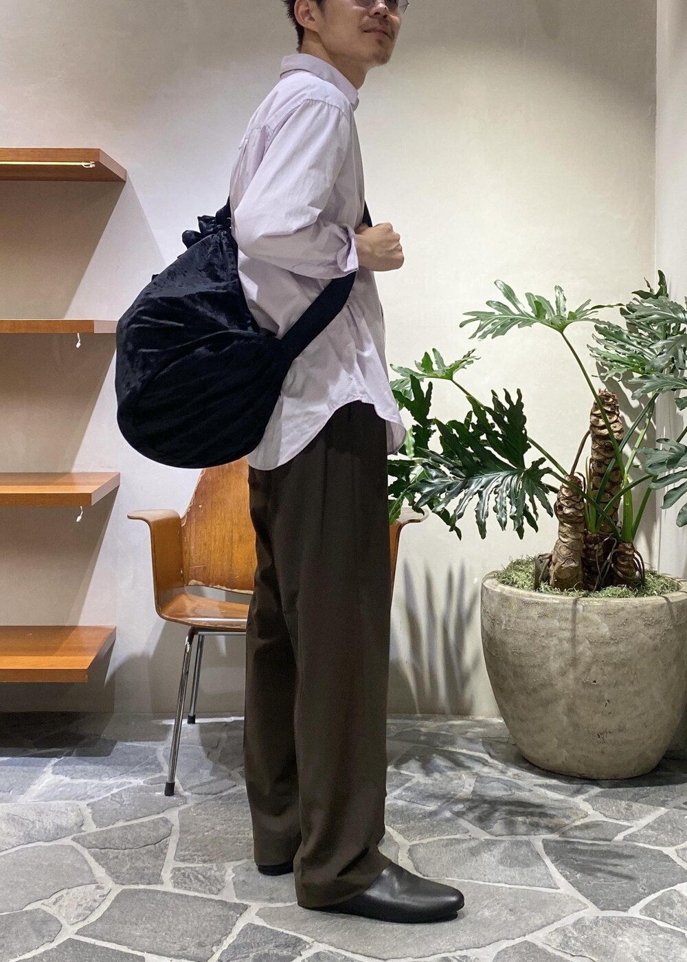 ブラック系のスリッポン、グリーン系のスラックス、パープル系のシャツ/ブラウスを着用したメンズの秋コーディネートの2枚目の写真