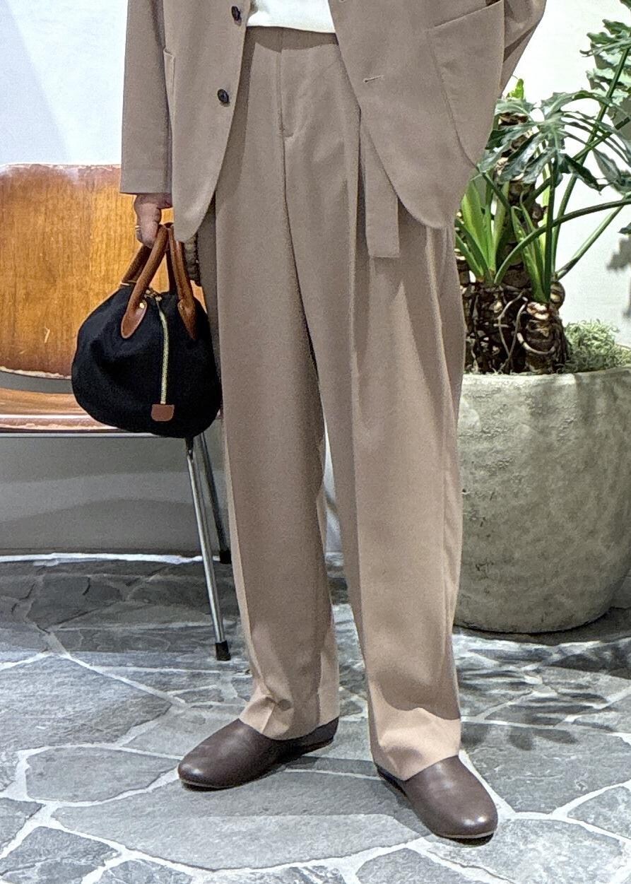 ブラウン系のスリッポン、イエロー系のスラックス、イエロー系のテーラードジャケットを着用したメンズの春コーディネートの7枚目の写真