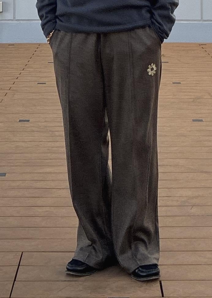 グレー系のニット/セーターを着用したメンズの冬コーディネートの6枚目の写真