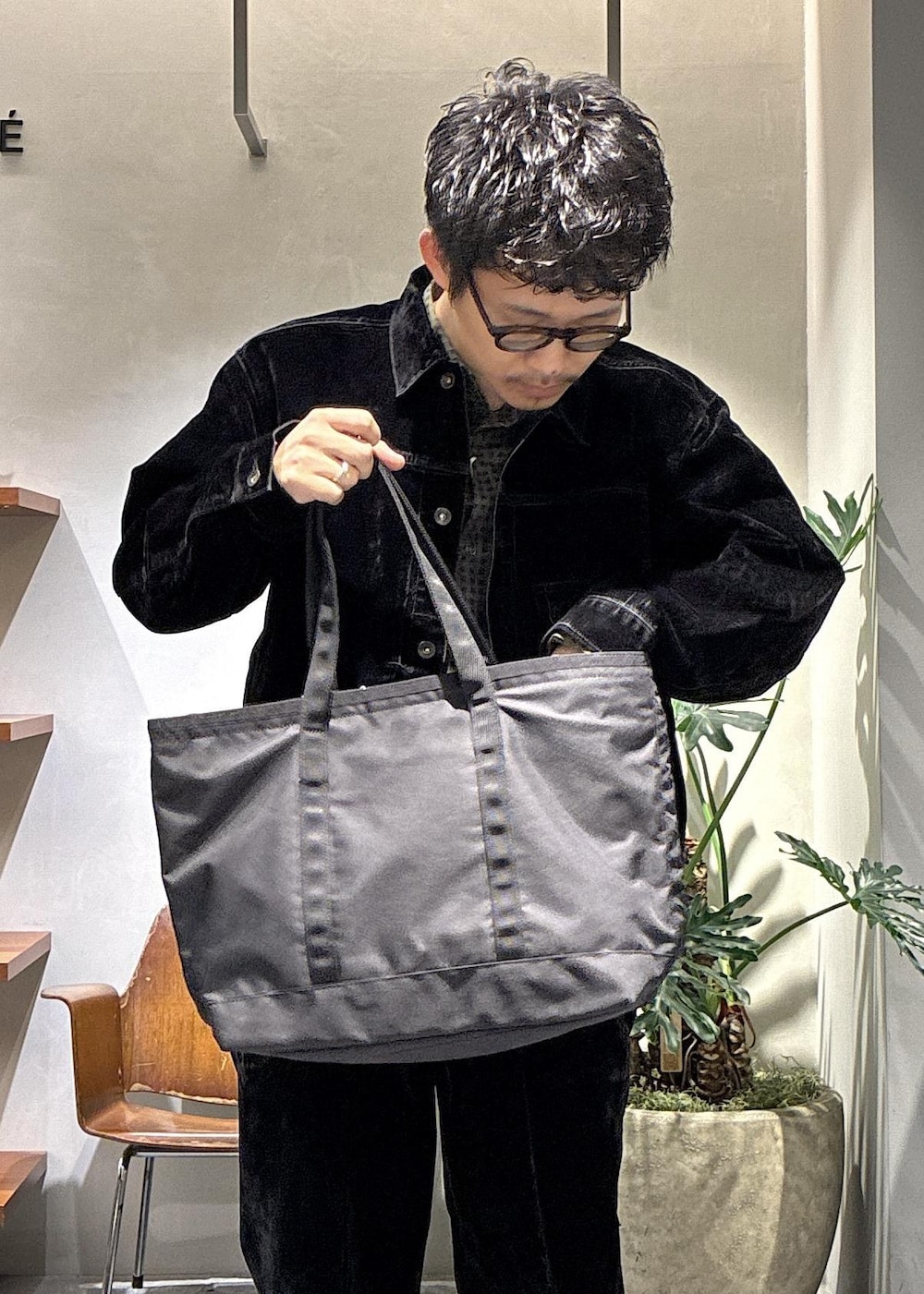 ブラック系のデニムジャケット、ブラック系のデニムパンツ、ブラック系のトートバッグを着用したメンズの秋コーディネートの10枚目の写真