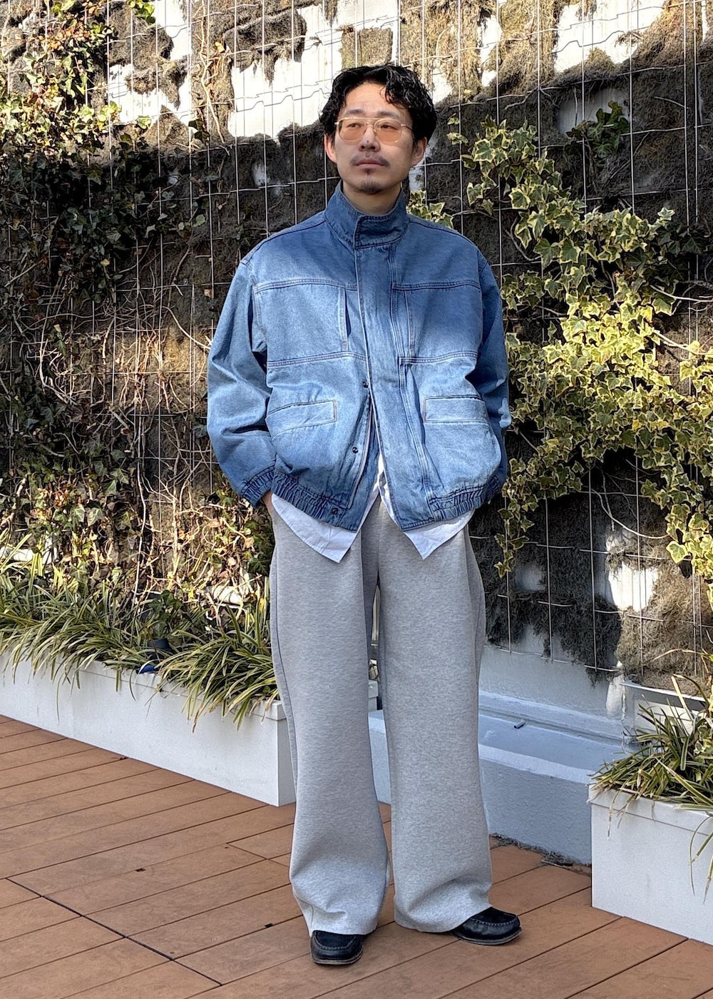 ブルー系のシャツ/ブラウス、グレー系のその他パンツ、ブルー系のデニムジャケットを着用したメンズの冬コーディネートの3枚目の写真