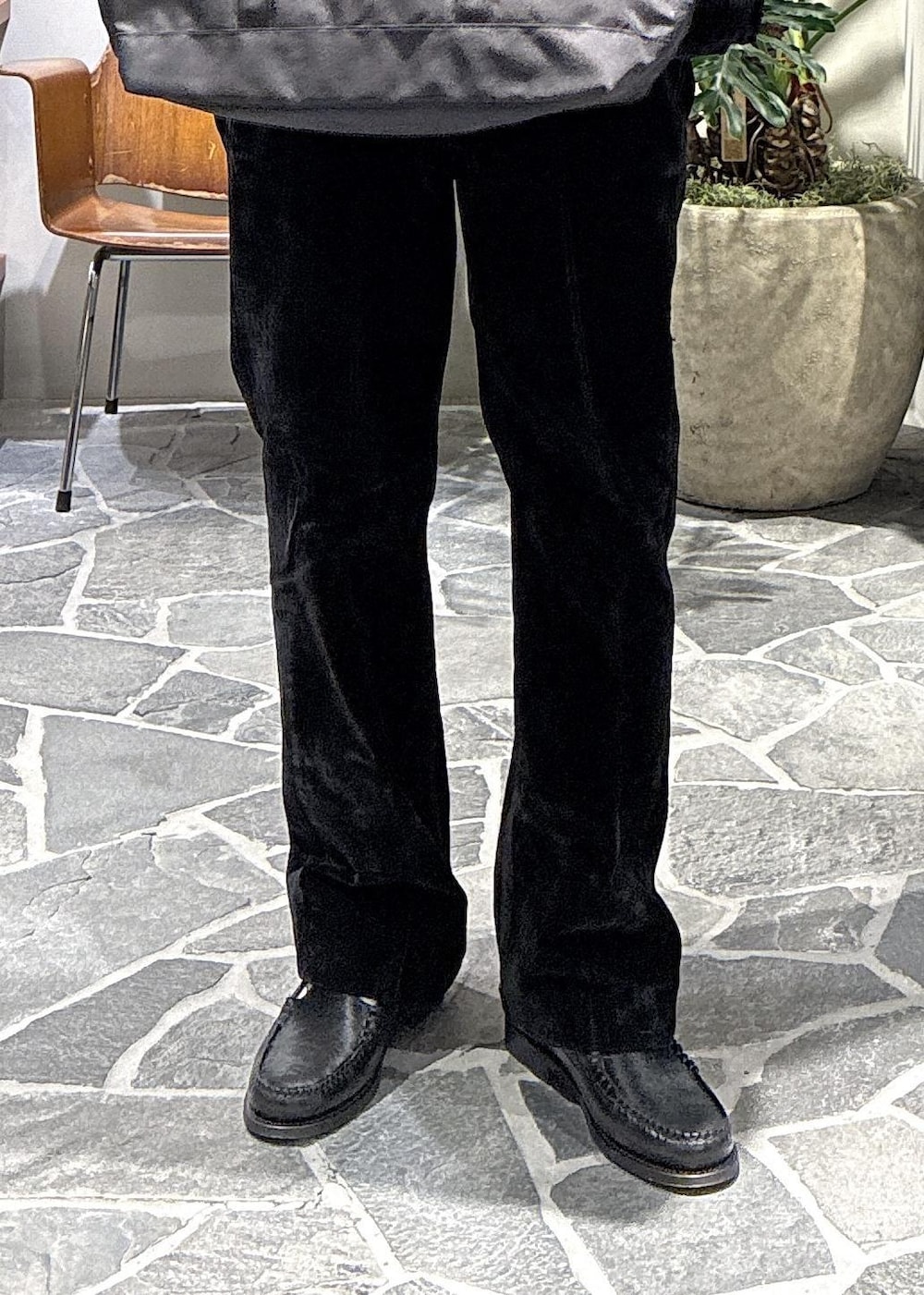 ブラック系のデニムジャケット、ブラック系のデニムパンツ、ブラック系のトートバッグを着用したメンズの秋コーディネートの8枚目の写真