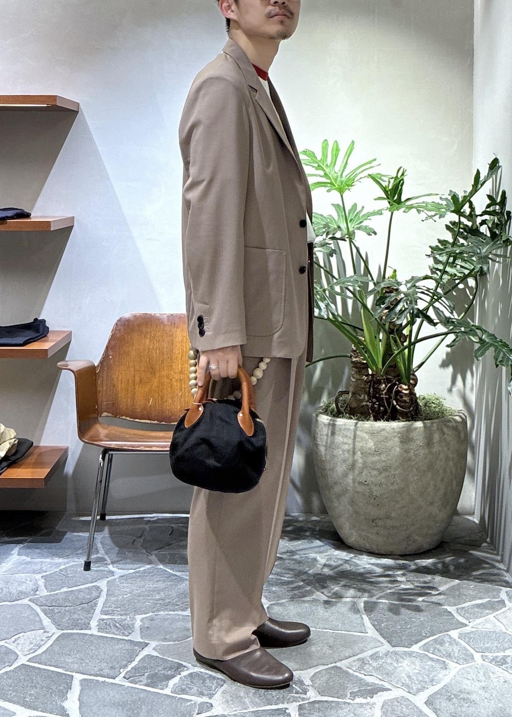 ブラウン系のスリッポン、イエロー系のスラックス、イエロー系のテーラードジャケットを着用したメンズの春コーディネートの4枚目の写真