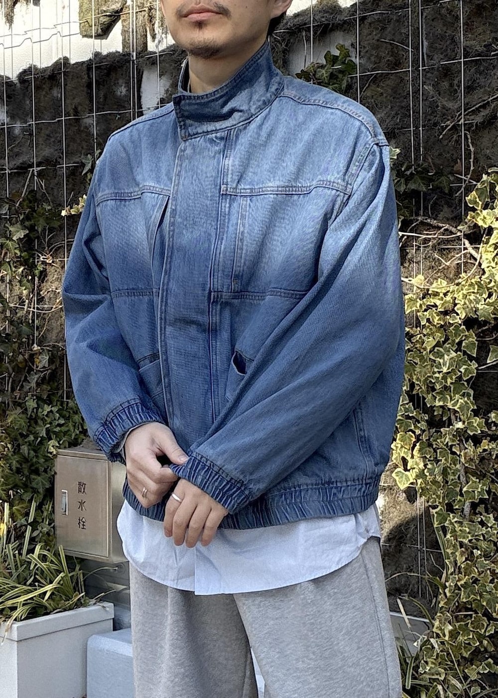ブルー系のシャツ/ブラウス、グレー系のその他パンツ、ブルー系のデニムジャケットを着用したメンズの冬コーディネートの7枚目の写真