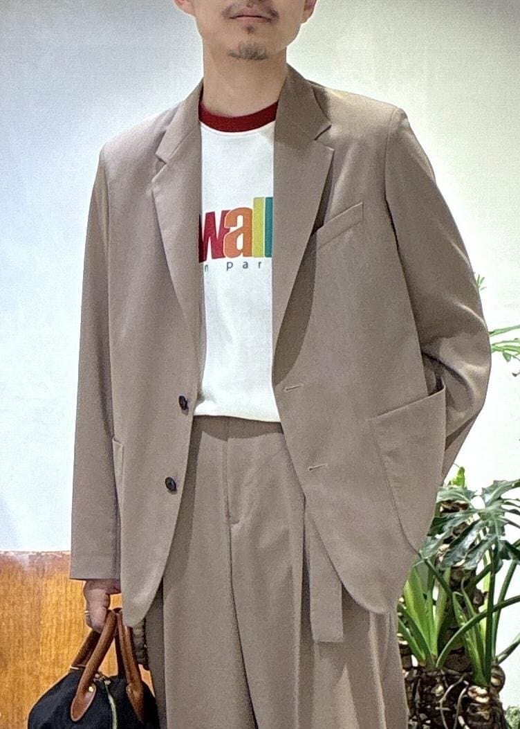 ブラウン系のスリッポン、イエロー系のスラックス、イエロー系のテーラードジャケットを着用したメンズの春コーディネートの6枚目の写真