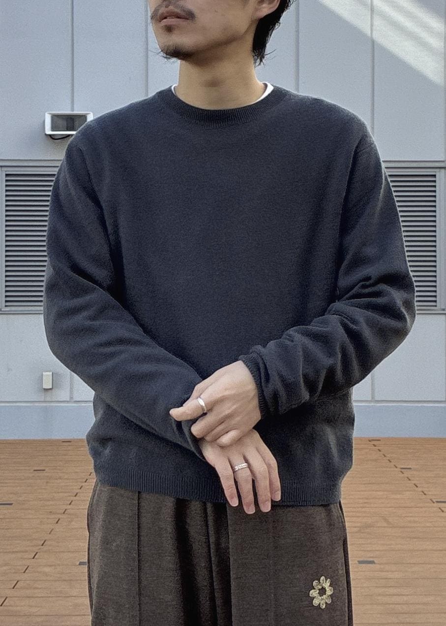 グレー系のニット/セーターを着用したメンズの冬コーディネートの5枚目の写真