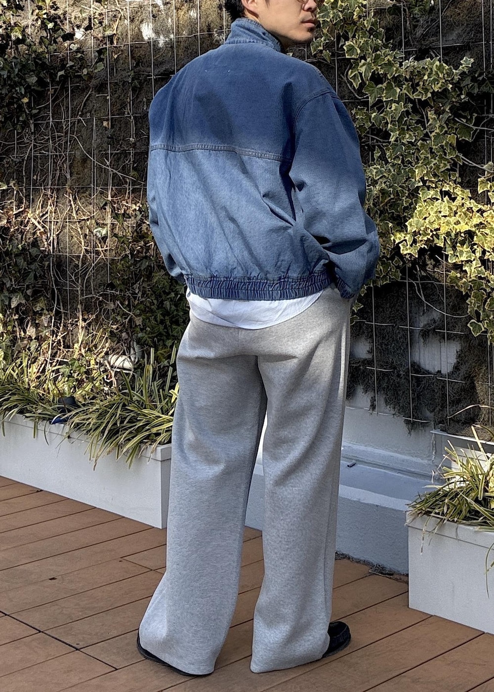 ブルー系のシャツ/ブラウス、グレー系のその他パンツ、ブルー系のデニムジャケットを着用したメンズの冬コーディネートの6枚目の写真