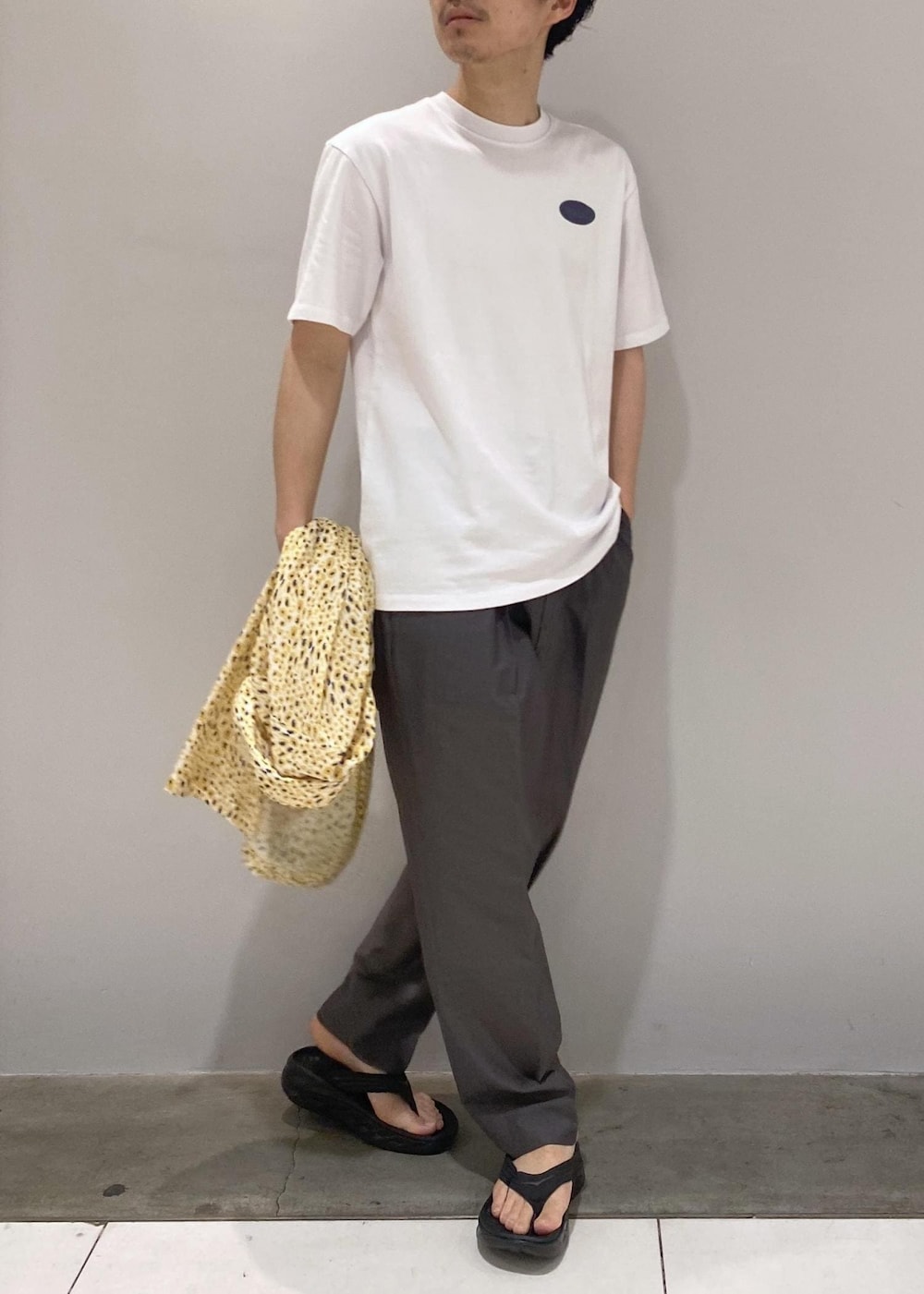 「レオパード、レオパードシャツ、メガネ男子、春夏コーデ、スラックス、シャツスタイル、イージーパンツ、柄シャツ、FADEN、巾着バッグ、HOKAONEONE、ホカオネオネ、リカバリーサンダル、2024別注ITEM、シャツ」｜「ADAM ET ROPE'の《別注》【FADEN/ファーデン】 High Spec Kinchaku Bag 008 Lou（ショルダーバッグ、グリーン系）」を使った、ふかのきさん（メンズ・172cm）の春コーディネートの3枚目の写真