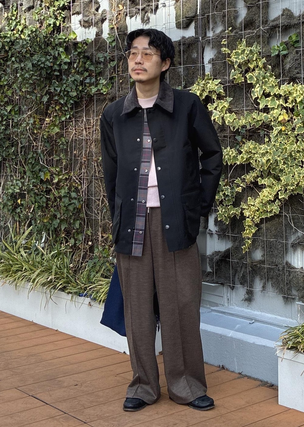 ピンク系のニット/セーター、ブラック系のその他アウター、ブルー系のマフラーを着用したメンズの冬コーディネートの4枚目の写真