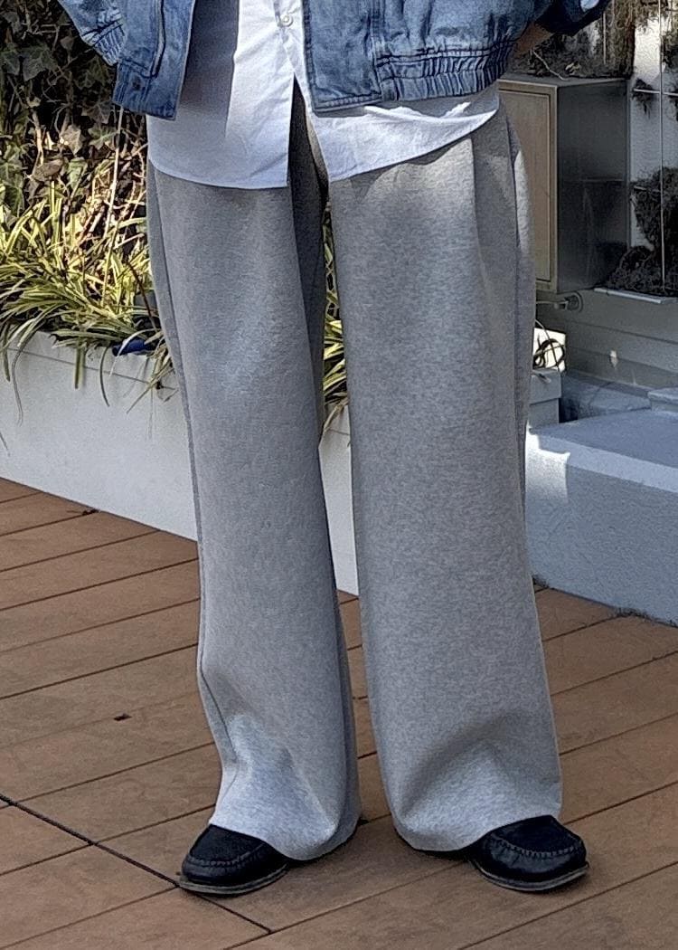 ブルー系のシャツ/ブラウス、グレー系のその他パンツ、ブルー系のデニムジャケットを着用したメンズの冬コーディネートの8枚目の写真
