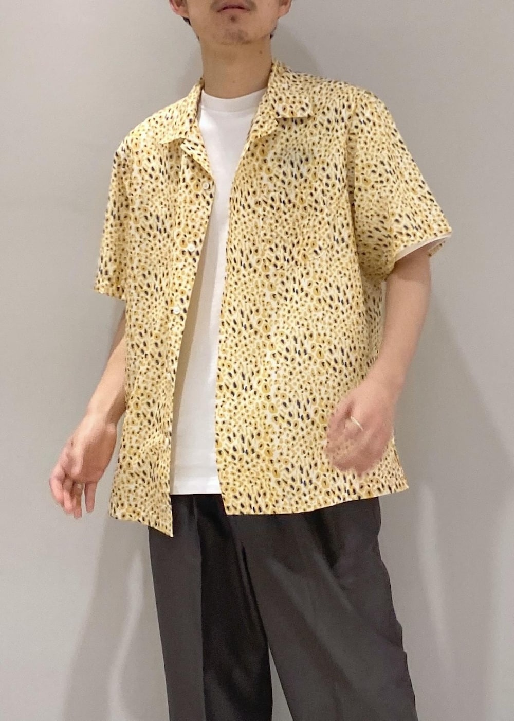 「レオパード、レオパードシャツ、メガネ男子、春夏コーデ、スラックス、シャツスタイル、イージーパンツ、柄シャツ、FADEN、巾着バッグ、HOKAONEONE、ホカオネオネ、リカバリーサンダル、2024別注ITEM、シャツ」｜「ADAM ET ROPE'の《別注》【FADEN/ファーデン】 High Spec Kinchaku Bag 008 Lou（ショルダーバッグ、グリーン系）」を使った、ふかのきさん（メンズ・172cm）の春コーディネートの4枚目の写真