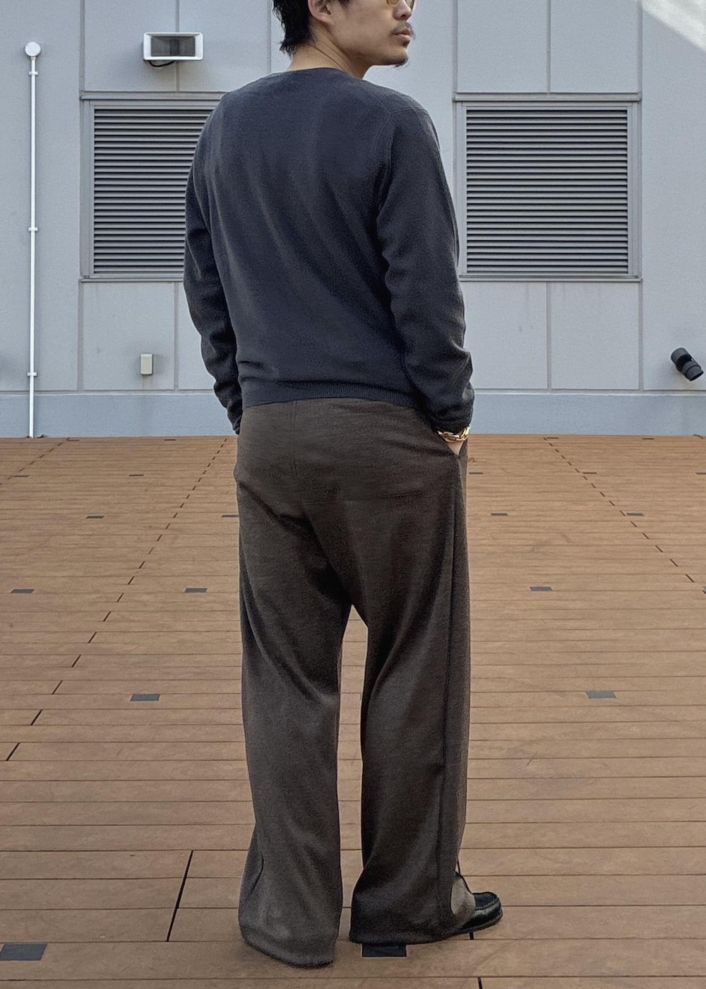 グレー系のニット/セーターを着用したメンズの冬コーディネートの4枚目の写真