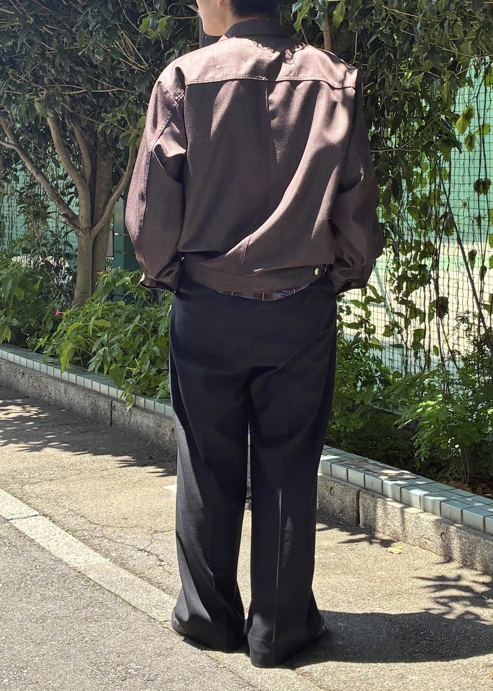 ブルー系のシャツ/ブラウス、ブラック系のスラックス、ブラウン系のデニムジャケットを着用したメンズの夏コーディネートの4枚目の写真