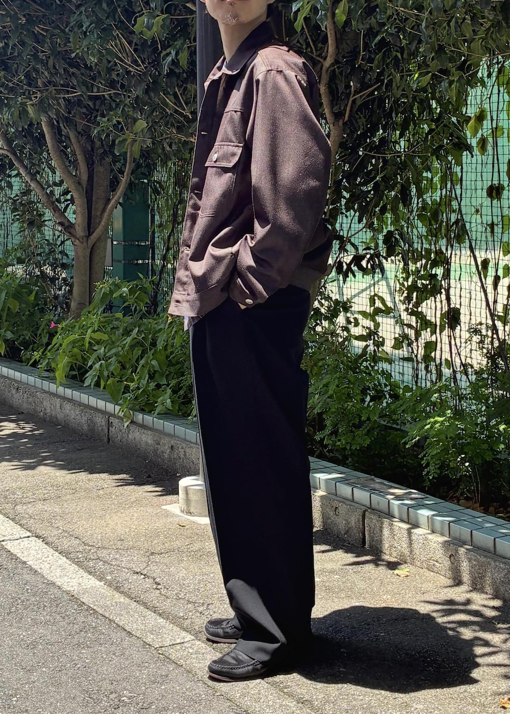ブルー系のシャツ/ブラウス、ブラック系のスラックス、ブラウン系のデニムジャケットを着用したメンズの夏コーディネートの3枚目の写真