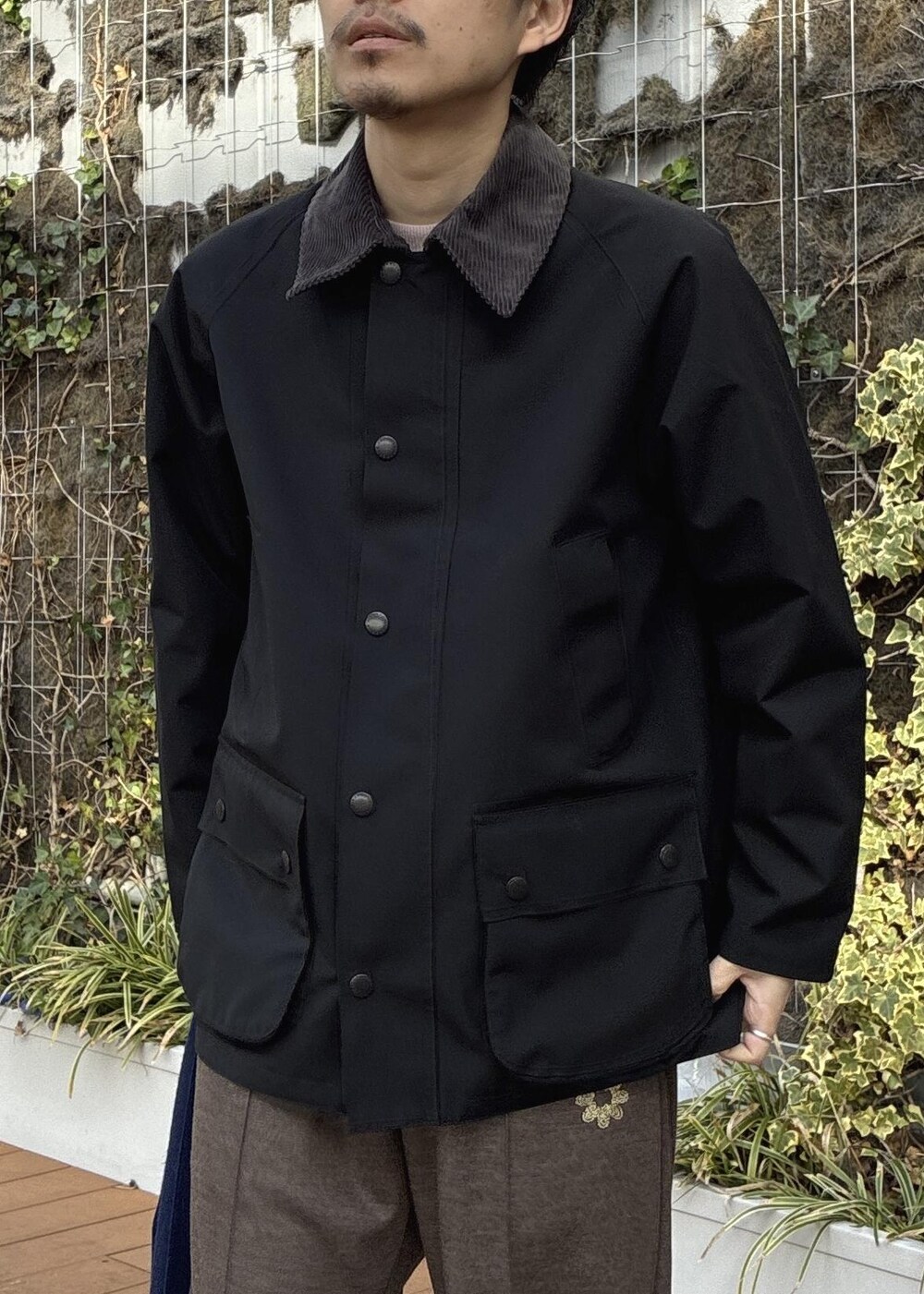 ピンク系のニット/セーター、ブラック系のその他アウター、ブルー系のマフラーを着用したメンズの冬コーディネートの10枚目の写真